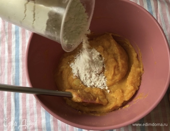 Муку вводим постепенно. Сначала 400 г всыпаем в миску и перемешиваем.