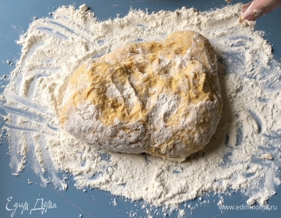 Остальную добавляем при замесе. Тесто получается мягкое и немного липкое. Стараемся много муки не добавлять, чтобы ньокки не получились твердыми. Тесто накрываем пленкой и даем отдохнуть минут 15–20.