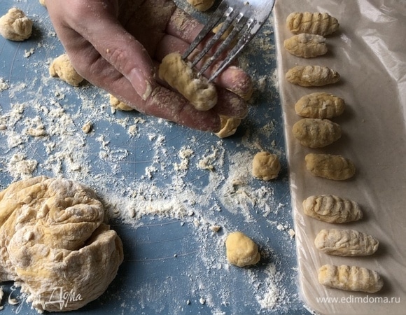 Формируем колбаски толщиной 1,5 см и нарезаем на небольшие кусочки. Чтобы ньокки задерживали соус, им придают ребристую форму: прокатывают по вилке. Часть можно заморозить на доске, посыпанной мукой, затем переложить в пакет.