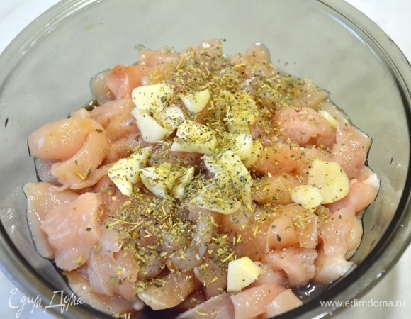 Нарежем филе куриной грудки некрупными кусочками. Добавим соевый соус, чеснок и прованские травы. Перемешаем и оставим на полчаса мариноваться.