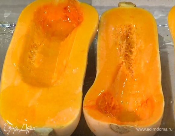 Тыквы разрезать пополам, удалить семечки и поместить в форму для запекания, немного посолить, полить каждую часть 1 ст. ложкой оливкового масла и запекать в разогретой духовке 30–40 минут.