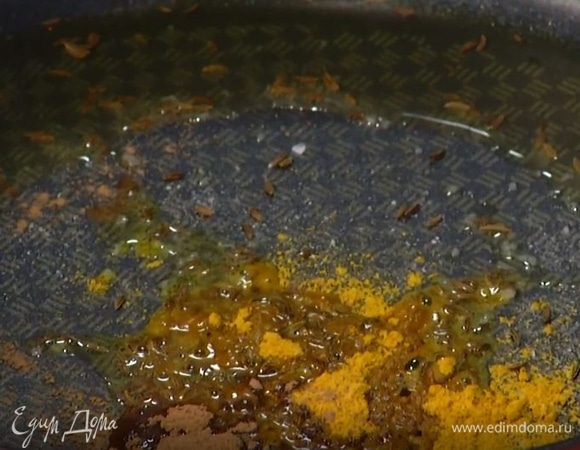 Приготовить начинку: в глубокой сковороде разогреть оставшееся оливковое масло, всыпать соль, зиру, куркуму, корицу и прогреть.  