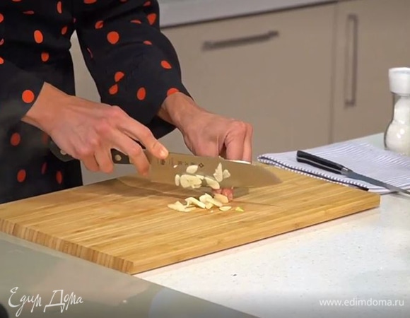 Чеснок почистить, раздавить плоской стороной ножа, мелко порубить и добавить к луку.