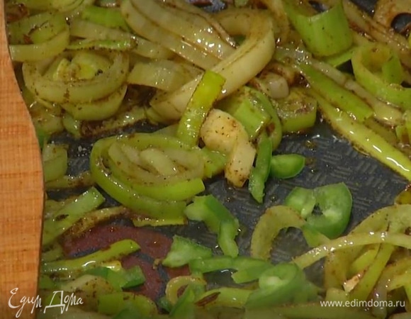 Перец чили, удалив семена, мелко нарезать и добавить в сковороду.