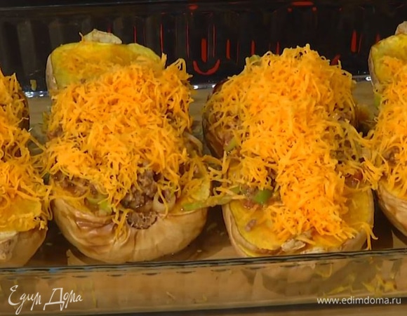 Чеддер натереть на мелкой терке, посыпать тыквы и запекать еще 10–15 минут.