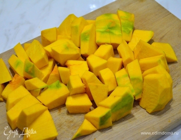 Тыкву очистим и нарежем на кусочки (размером примерно как кусочки курицы).