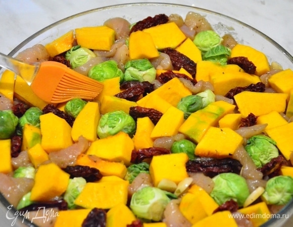 Равномерно раскладываем по овощам вяленые помидоры. Это добавит нашему блюду и вкуса, и красоты. Смазываем верх оливковым маслом.