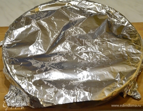 Закрываем форму фольгой и ставим в духовку, прогретую до 180°C, на 1 час.
