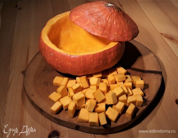 У тыквы удалите семечки, вырежьте мякоть и нарежьте на кубики. Отварите в подсоленной воде в течение 30 минут.