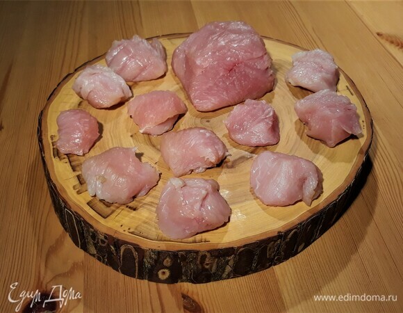 Индейку нарежьте кубиками.