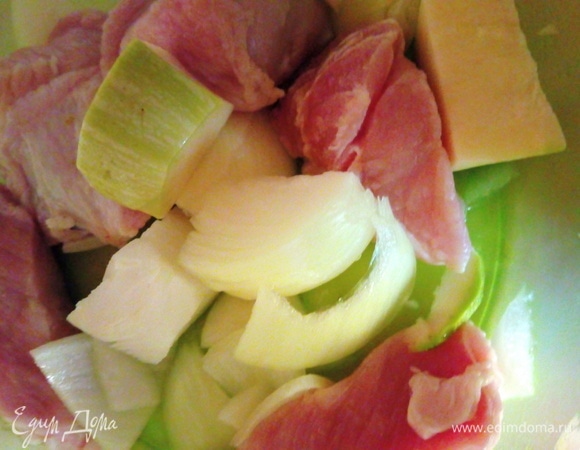 Подготавливаем для фарша мясо и овощи, моем, нарезаем. Отвариваем гречневую крупу.