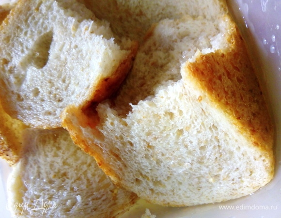 Замачиваем в воде хлеб.