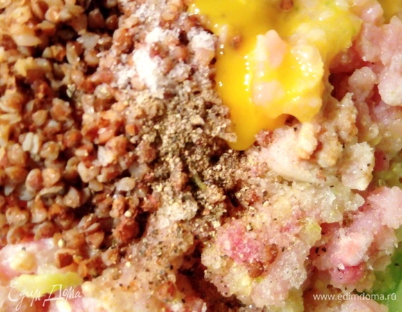 Готовим фарш из овощей и мяса, добавляем туда отварную гречку, специи и яйцо.