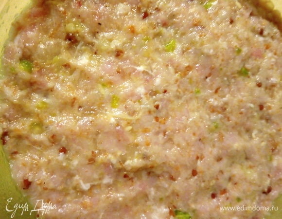 Все хорошо вымешиваем. Ставим в холодильник на полчаса настояться.