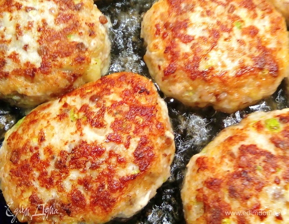 Обжариваем котлетки на растительном масле.