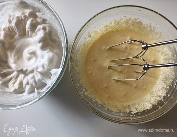 Отделить белки от желтков. Белки взбить до твердых пиков. Отдельно взбить желтки с сахаром.