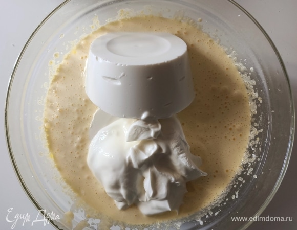 Продолжая взбивать, добавить рикотту и йогурт.