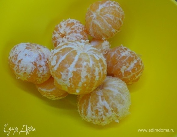 Мандарины тщательно вымыть и очистить. Из шкурок я приготовила цукаты по рецепту Инны: https://www.edimdoma.ru/retsepty/63665-mandarinovye-tsukaty. Удалить семена и пленки. 1 кг — это чистый вес мандаринов.