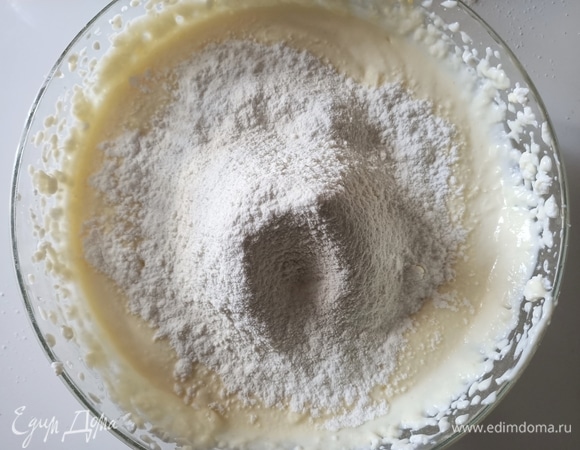 Затем — просеянную муку. Взбивать массу на небольшой скорости миксера до тех пор, пока она не станет однородной. Добавить флакон ароматизатора «миндаль», перемешать.