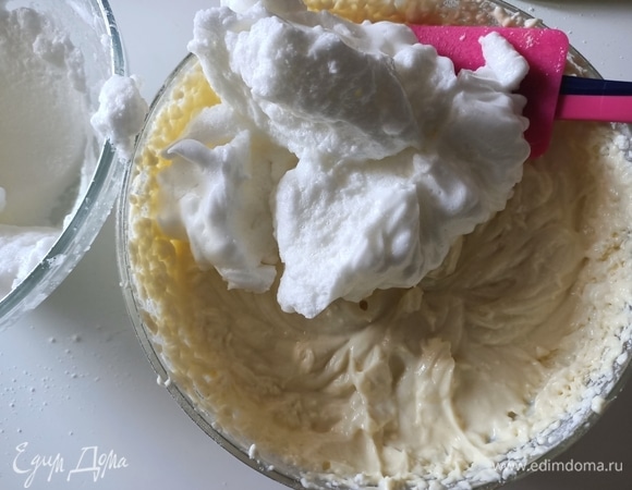 Далее небольшими порциями добавить взбитые белки и аккуратными движениями снизу вверх смешать их с основной массой.