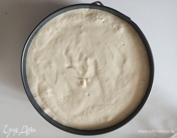 Достать форму из холодильника. Выложить творожную массу.