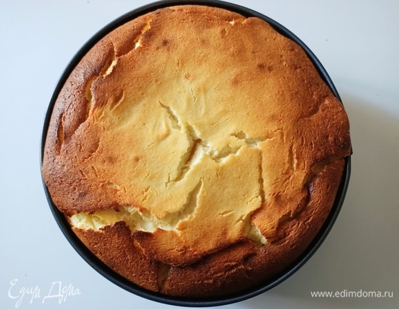 Выпекать в предварительно нагретой вентилируемой духовке при температуре 165°C в течение 50 минут или в статической духовке при температуре 175°C в течение того же времени. Готовый чизкейк оставить в выключенной духовке на 15 минут. Затем достать и дать ему остыть.