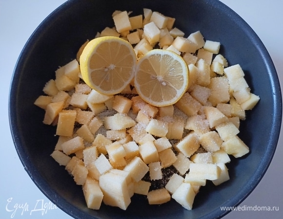 Яблоки очистить и мелко нарезать. Переложить в сковороду, добавить сахар и сок одного лимона. Готовить в течение 5 минут.