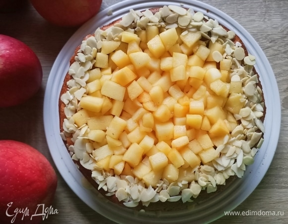 Готовый чизкейк достать из формы, в центр выложить яблоки, а по краю — миндаль. Приятного аппетита!