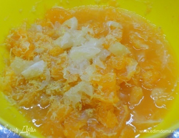 Лимон также тщательно вымыть, снять с него цедру и добавить ее к мандаринам. Сюда же добавляем и сам лимон без кожицы, семечек и перепонок.