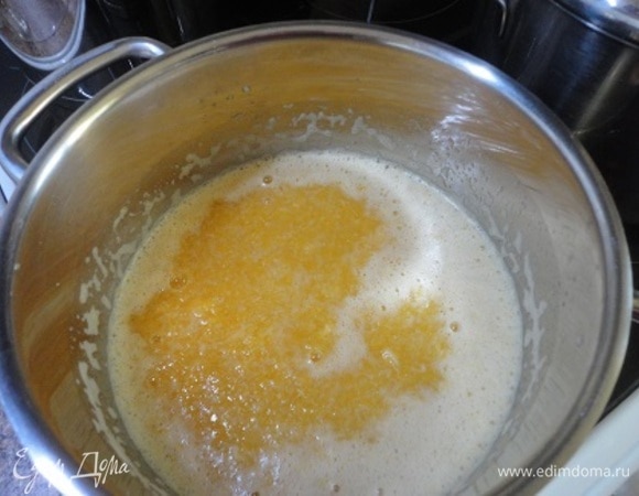 Мандарины и лимон измельчить блендером, вылить в кастрюлю и добавить желирующую смесь в пропрорции 1:1 к 2 ст. л. сахара. Хорошо перемешать и, помешивая, довести до кипения. Добавить оставшийся сахар, опять довести до кипения, продолжая помешивать, и варить 3 минуты.