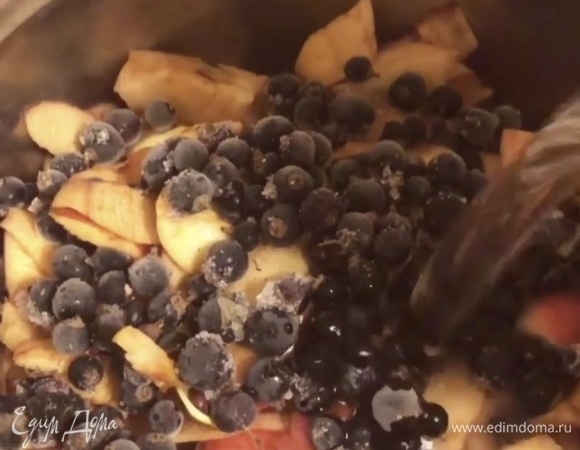 Яблоки, нарезанные дольками, и ягоды засыпаем сахаром. Заливаем холодной водой и ставим на огонь. После закипания варим пару минут и выключаем огонь.