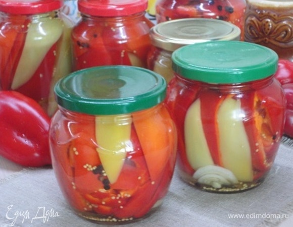 На дно каждой банки уложить несколько колечек лука, 1 лавровый листик, семена горчицы и перец. Уложить перцы. В кастрюле вскипятить маринад и разлить в банки с перцем. Стерилизуем в кипящей воде 5 минут с момента закипания. Укупориваем.