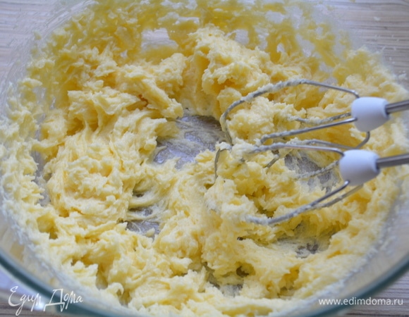 Сливочное масло комнатной температуры взбить с сахаром. Вбить яйцо и снова взбить до увеличения в объеме.