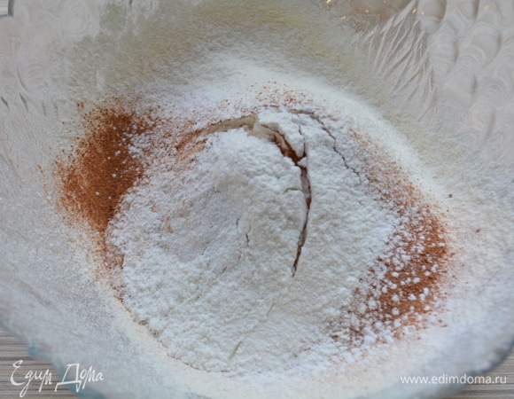 Муку, разрыхлитель, корицу, крахмал и соль просеять.