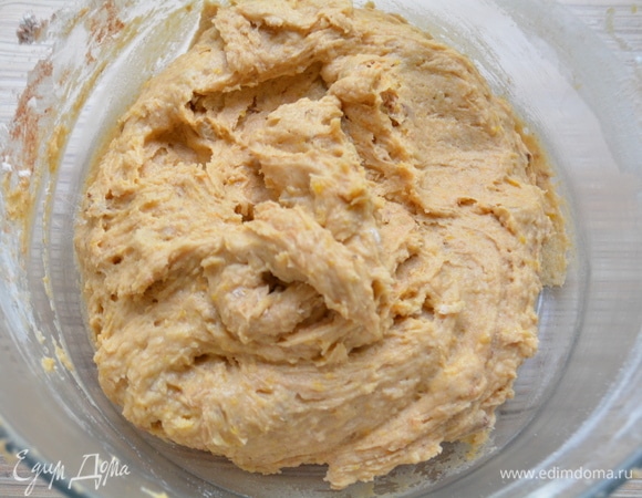 Замесить мягкое эластичное тесто и убрать в холодильник на 30 минут.