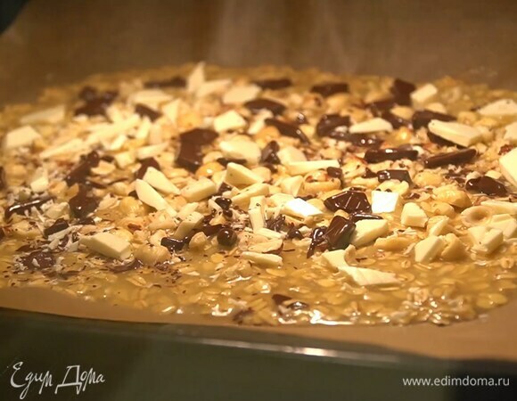 Выпекать корж в разогретой духовке 10–12 минут, затем остудить и порезать на кусочки или просто поломать.