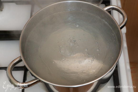 В кастрюлю с холодной водой объемом около 3 литров поместить куриную грудку, вскипятить жидкость и варить курицу около 20–30 минут. Снять пенку с поверхности бульона.