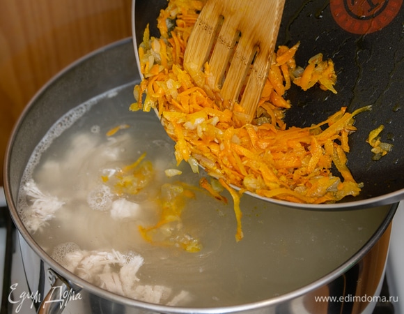 Подготовить овощную зажарку: слегка обжарить репчатый лук, затем к нему добавить тертую морковь. Совместно обжарить овощи на сковороде и добавить полученную зажарку в суп.