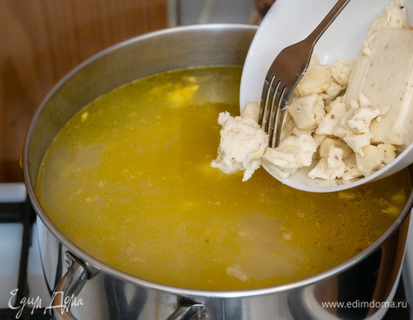 Плавленые сырки (я брала со вкусом грибов) раскрошить и добавить в суп за 10 минут до его готовности. Перемешать ингредиенты.