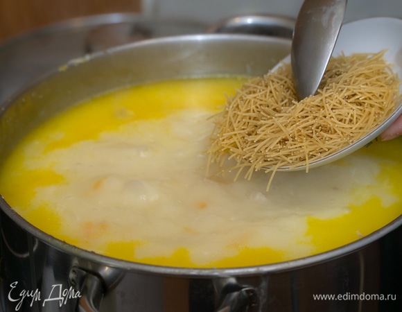 Добавить в суп мелкую вермишель («паутинку») за 5 минут до готовности блюда, снова тщательно перемешать ингредиенты.