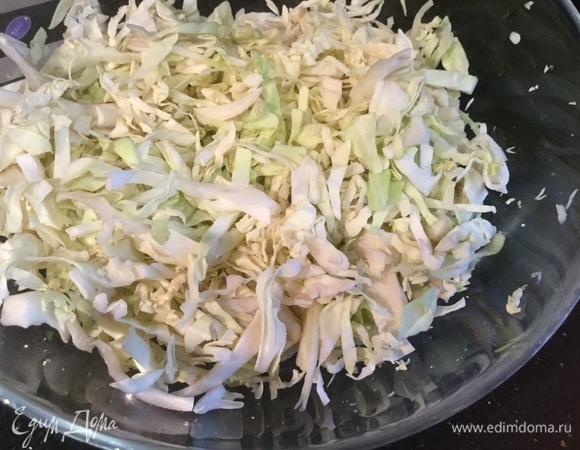Тонко нашинкуйте капусту и мелко нарежьте лук.