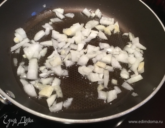 Обжарьте лук на растительном масле до мягкости.