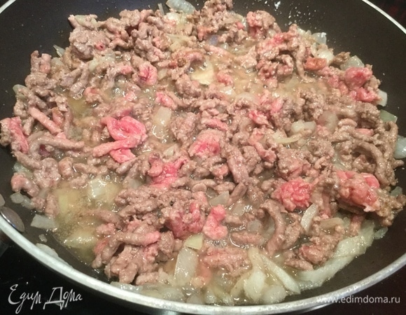 Добавьте фарш, посолите, поперчите, приправьте специями. Готовьте, помешивая, 5–7 минут.