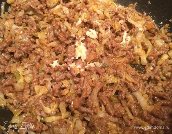 В готовую начинку выдавите прессом чеснок и хорошо перемешайте.