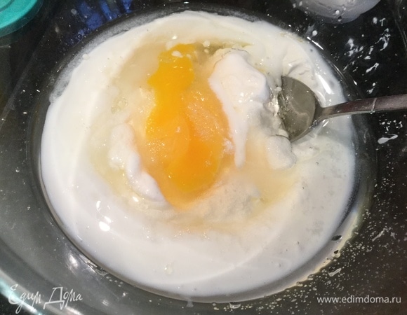 Для приготовления теста смешайте в миске сметану, кефир, яйца и растительное масло.