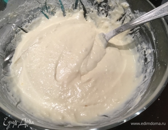 Добавьте муку, соль, сахар, разрыхлитель, хорошо перемешайте. У вас должно получиться немного жидкое тесто, по консистенции напоминает сметану.