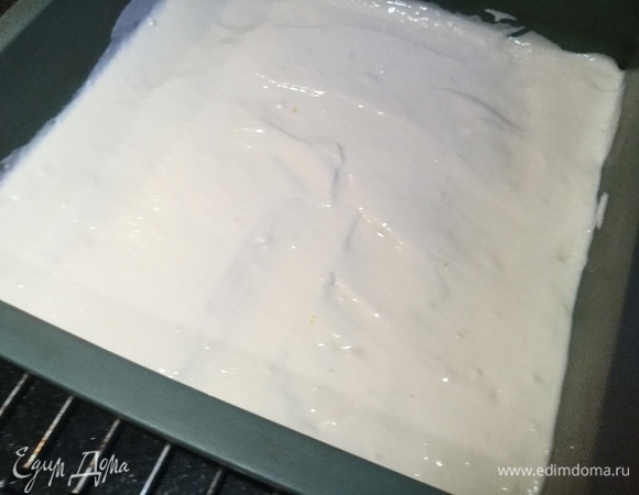 Влейте в форму половину теста.