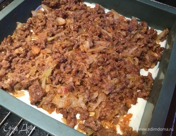 Выложите начинку из капусты и фарша.