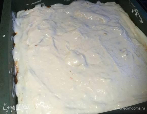 Сверху вылейте оставшееся тесто.