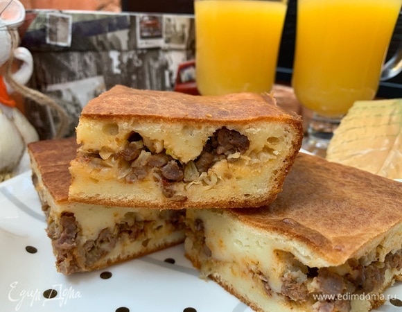 Выпекайте пирог в предварительно нагретой до 180°C духовке 55–60 минут.